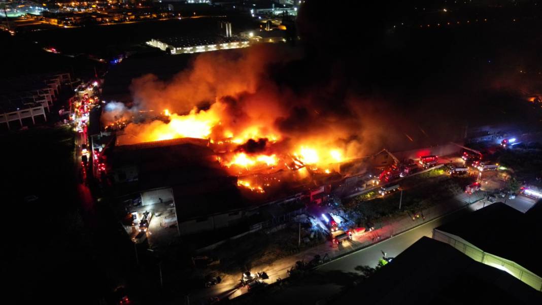 Bursa'daki yangın 10 fabrikaya sıçramıştı: 7 saatte 1 milyar lira küle döndü 1